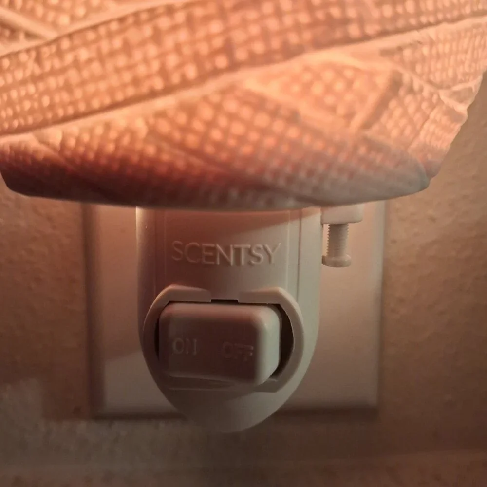 Scentsy Under Wraps Halloween Mummy Plug-In Wax Warmer With Box & Bulb *RETIRED* - Picture 4 of 15